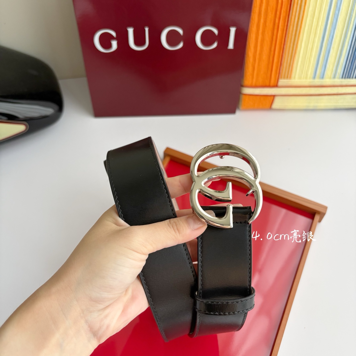Gucci精品亮面皮纹原版树膏沙底，搭配新款双G亮面扣，宽4.0cm，时尚大方，典雅别致。