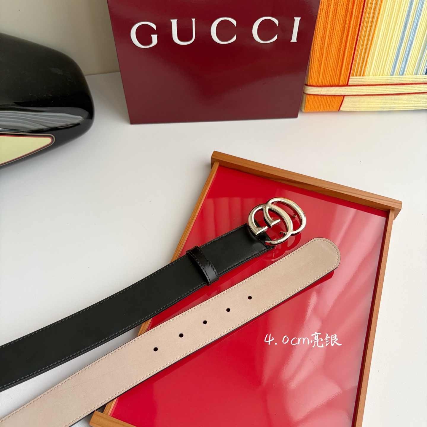 Gucci精品亮面皮纹原版树膏沙底，搭配新款双G亮面扣，宽4.0cm，时尚大方，典雅别致。