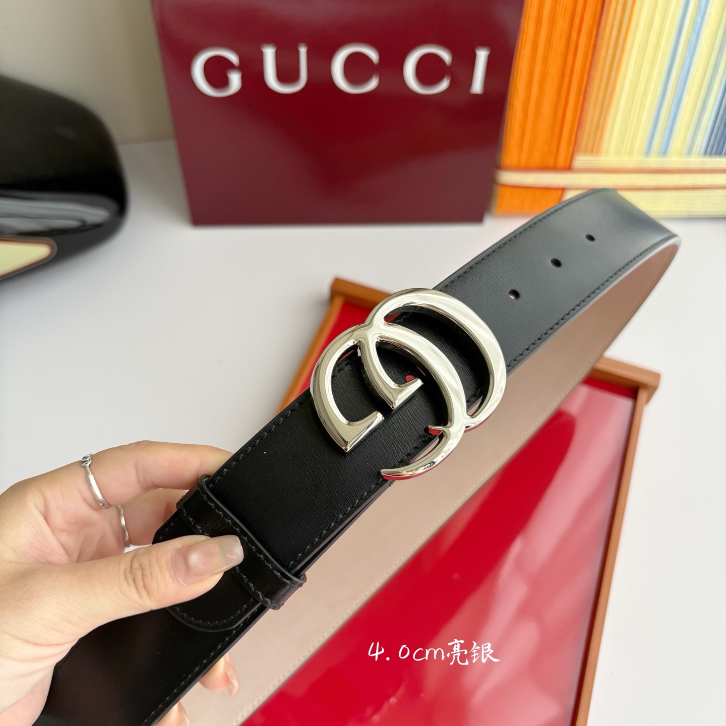 Gucci精品亮面皮纹原版树膏沙底，搭配新款双G亮面扣，宽4.0cm，时尚大方，典雅别致。
