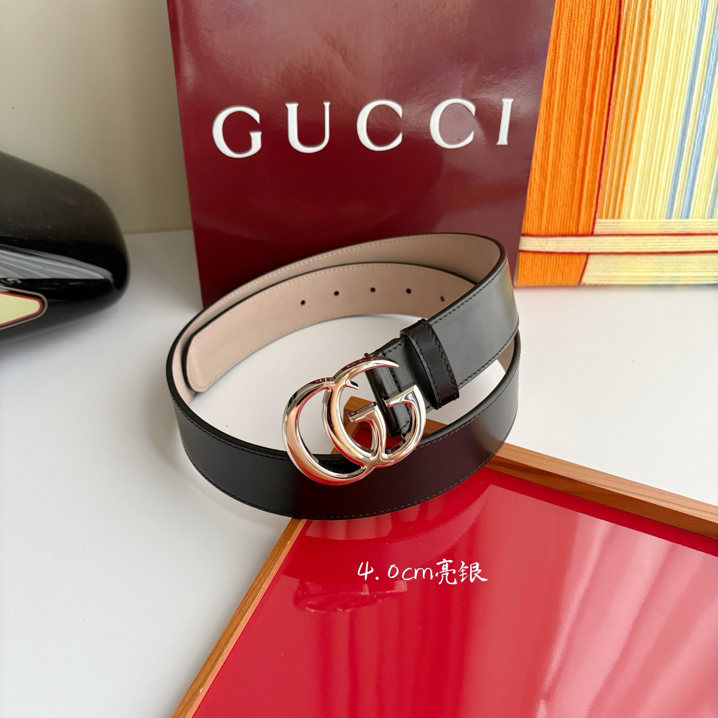 Gucci精品亮面皮纹原版树膏沙底，搭配新款双G亮面扣，宽4.0cm，时尚大方，典雅别致。