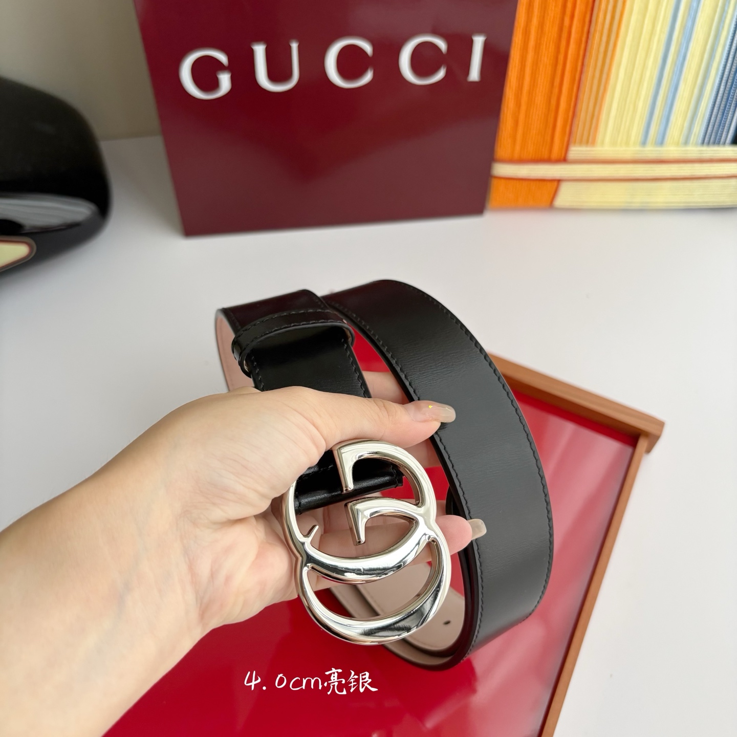 Gucci精品亮面皮纹原版树膏沙底，搭配新款双G亮面扣，宽4.0cm，时尚大方，典雅别致。
