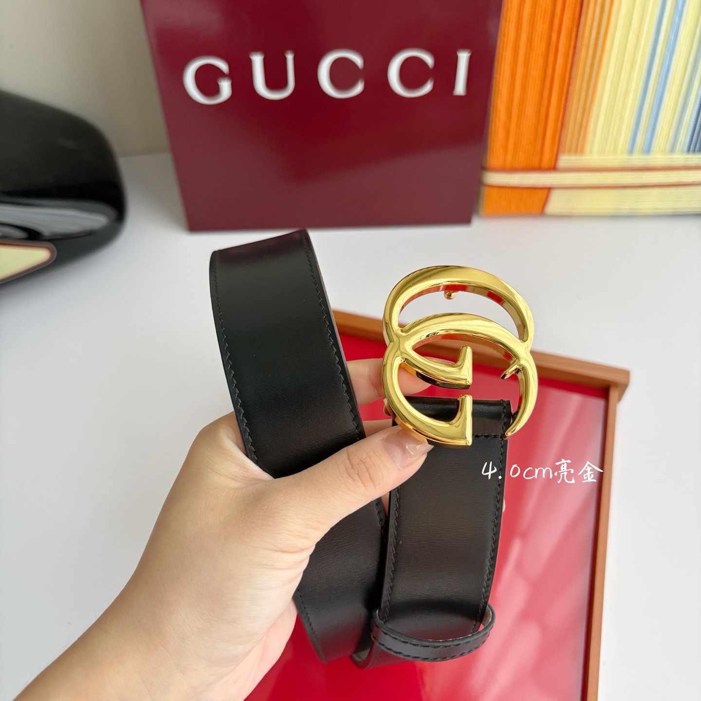 Gucci精品亮面皮纹原版树膏沙底，搭配新款双G亮面扣，宽4.0cm，时尚大方，典雅别致。