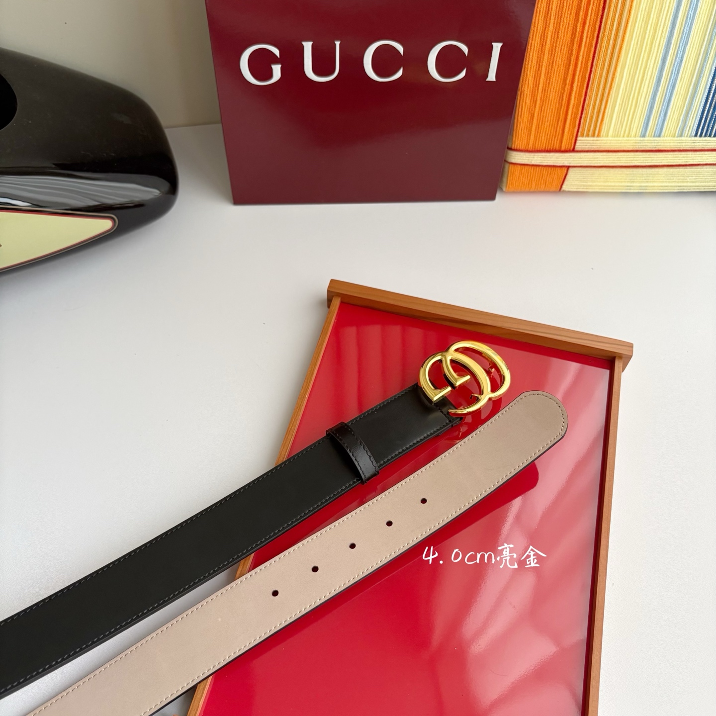 Gucci精品亮面皮纹原版树膏沙底，搭配新款双G亮面扣，宽4.0cm，时尚大方，典雅别致。