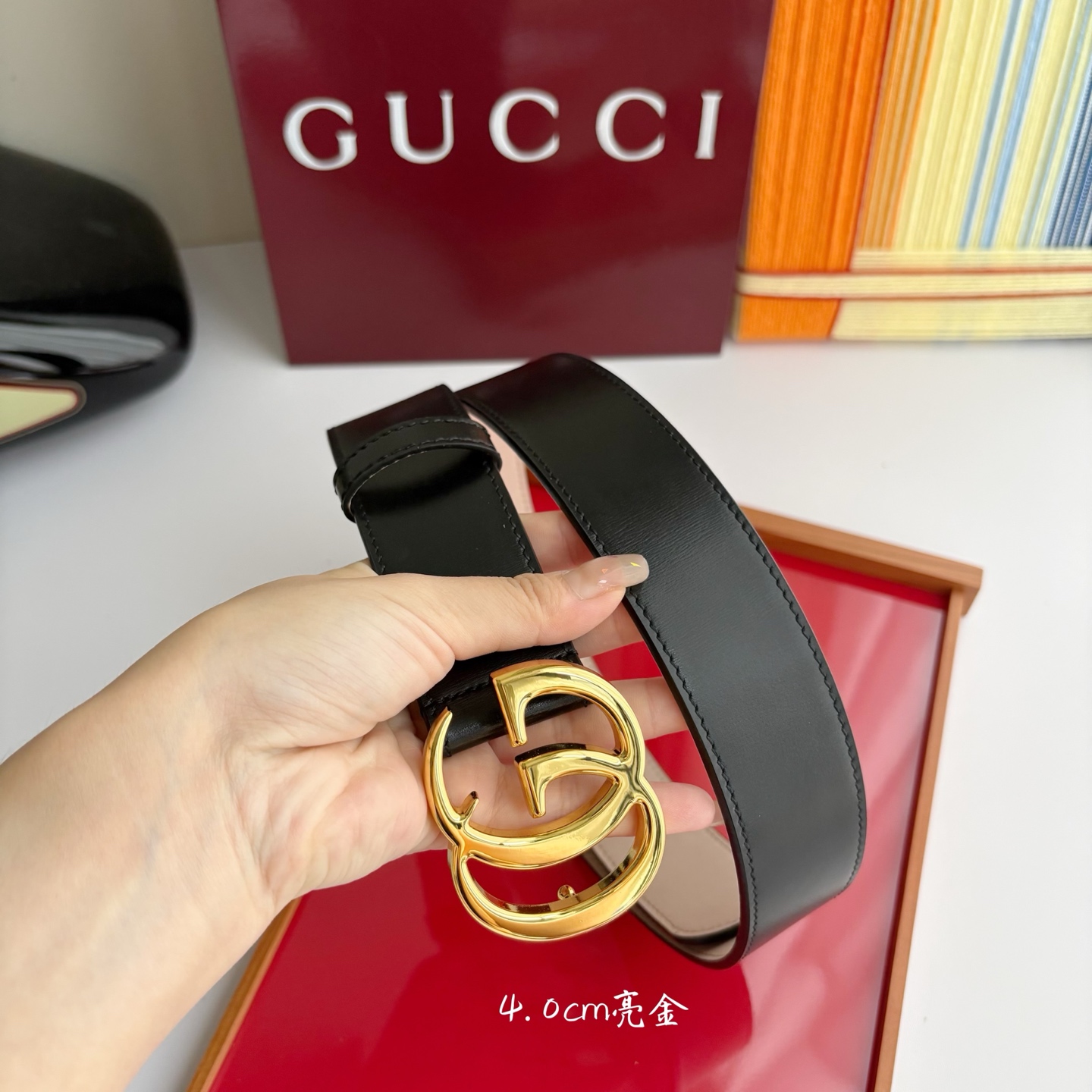 Gucci精品亮面皮纹原版树膏沙底，搭配新款双G亮面扣，宽4.0cm，时尚大方，典雅别致。