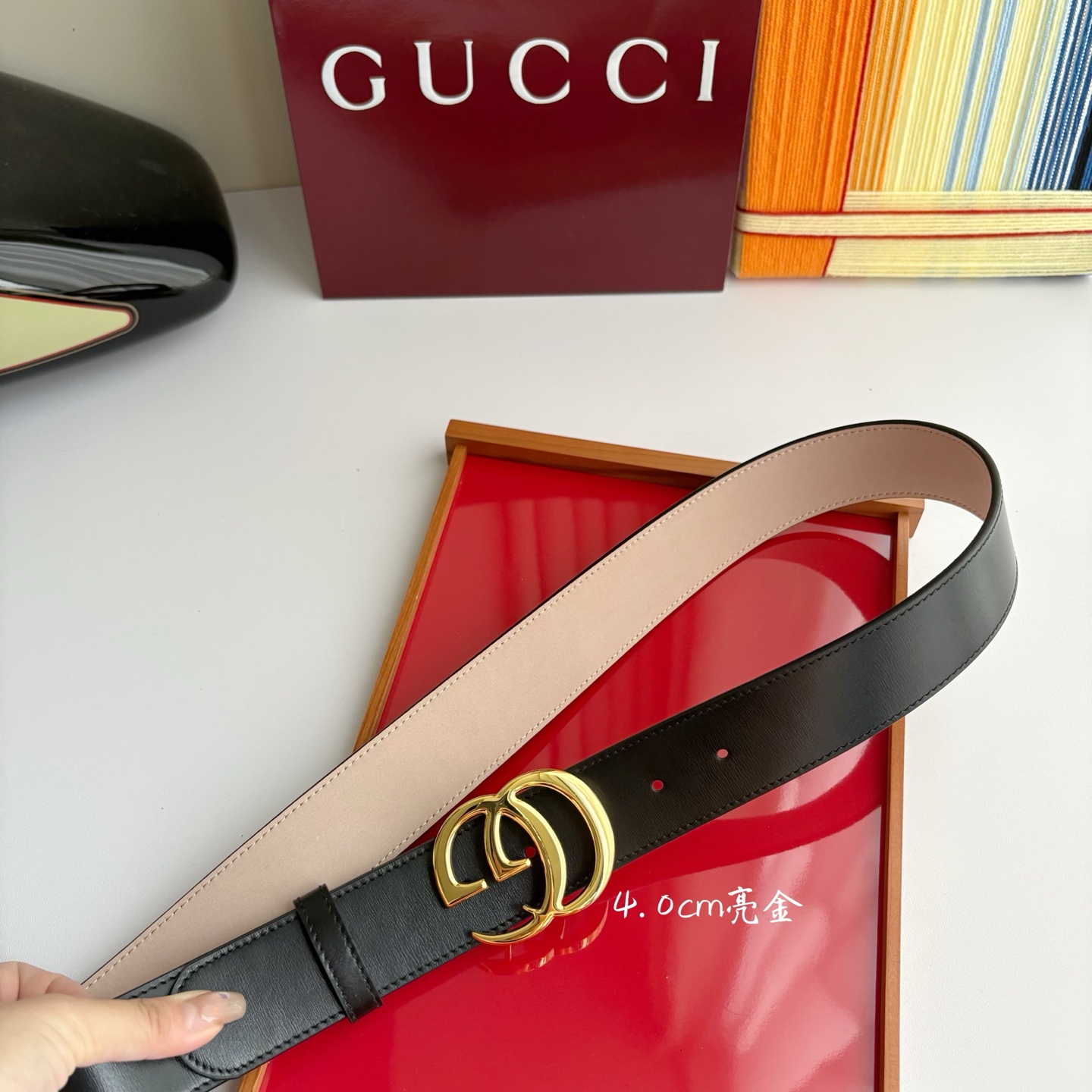 Gucci精品亮面皮纹原版树膏沙底，搭配新款双G亮面扣，宽4.0cm，时尚大方，典雅别致。