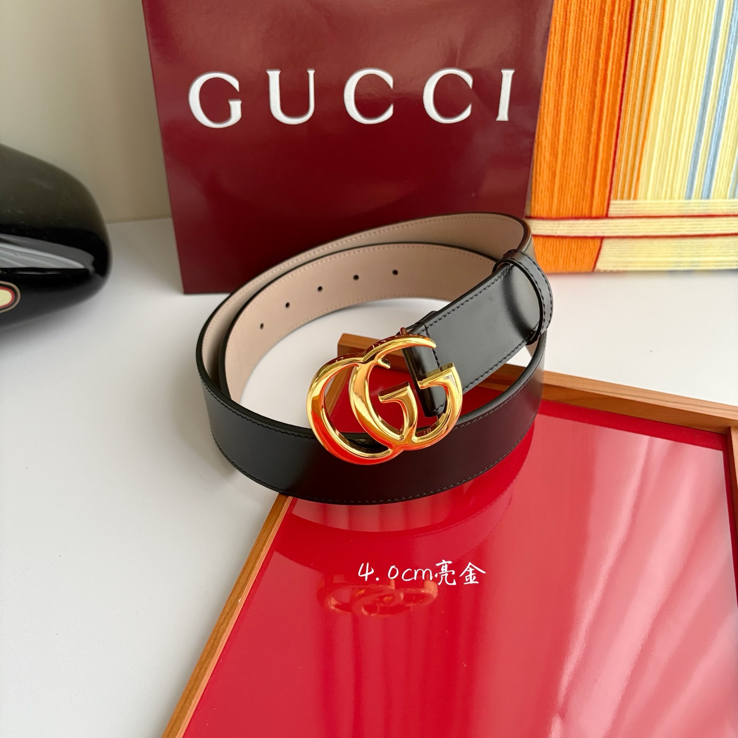 Gucci精品亮面皮纹原版树膏沙底，搭配新款双G亮面扣，宽4.0cm，时尚大方，典雅别致。