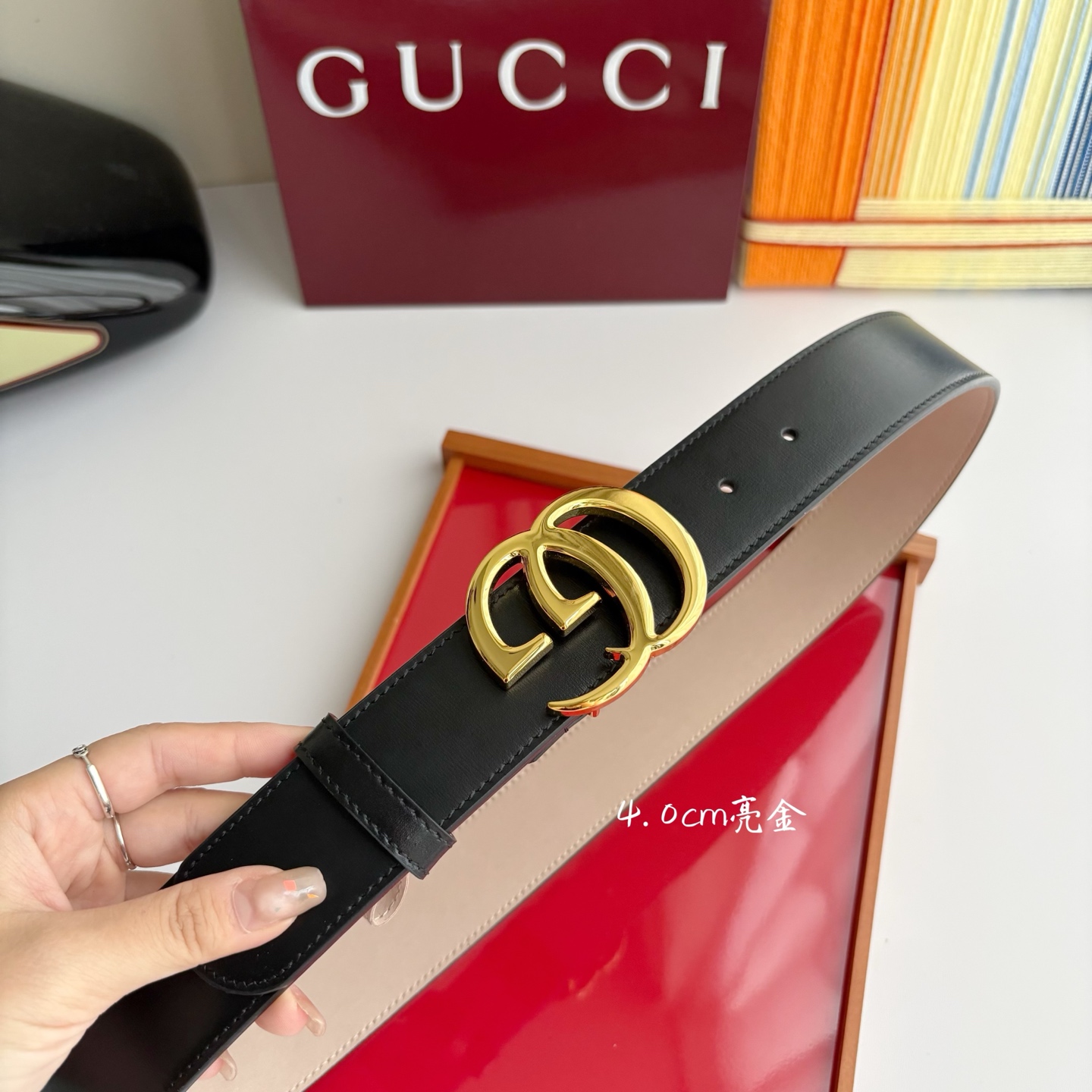 Gucci精品亮面皮纹原版树膏沙底，搭配新款双G亮面扣，宽4.0cm，时尚大方，典雅别致。