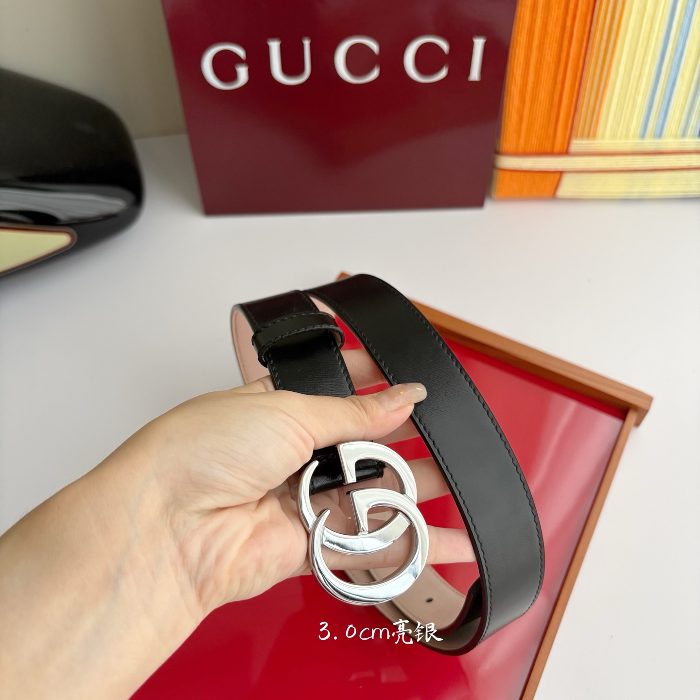 Gucci精品亮面皮纹原版树膏沙底，搭配新款双G亮面扣，宽3.0cm，时尚大方，典雅别致。