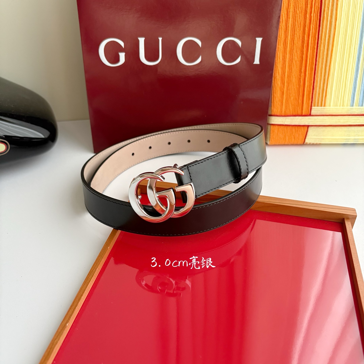Gucci精品亮面皮纹原版树膏沙底，搭配新款双G亮面扣，宽3.0cm，时尚大方，典雅别致。