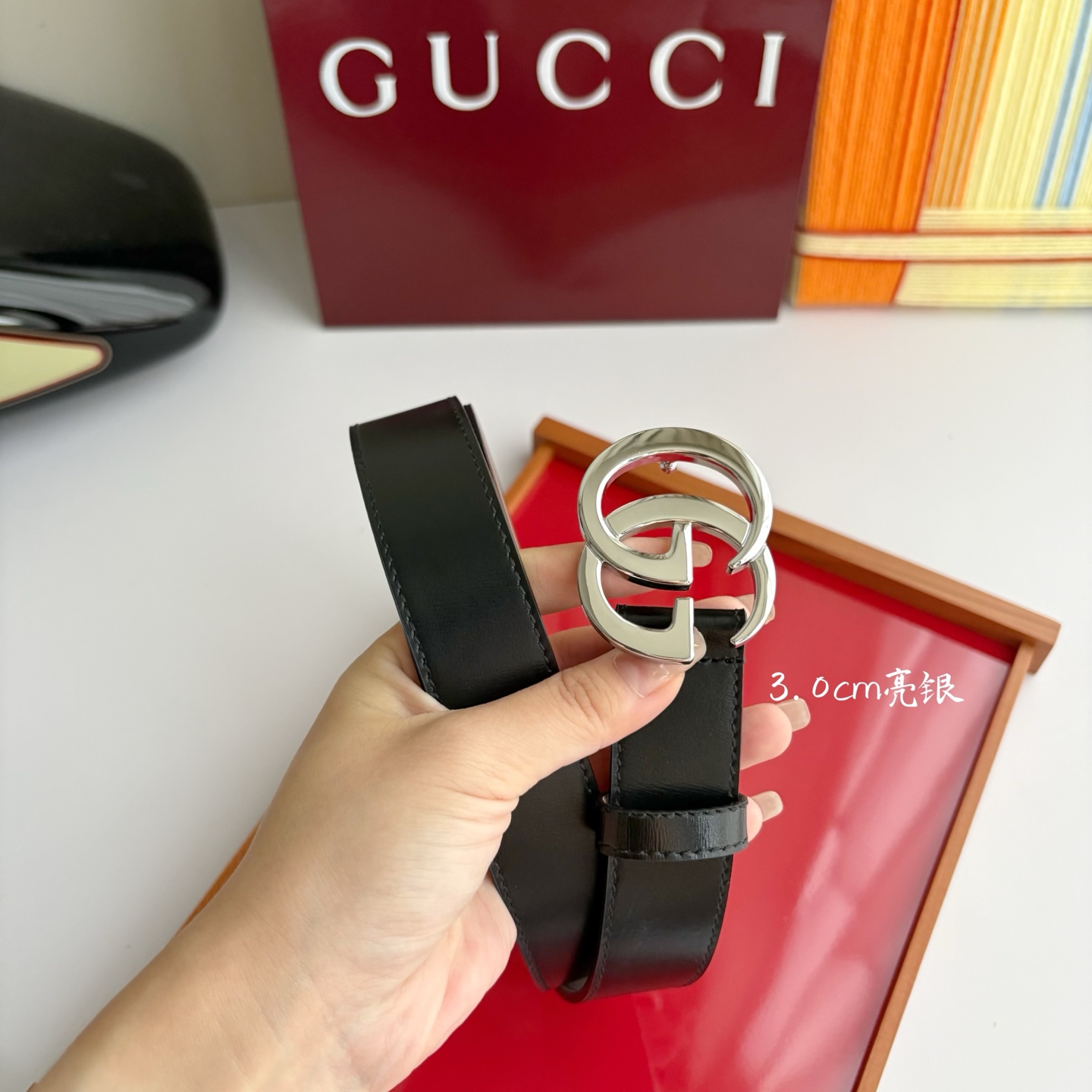 Gucci精品亮面皮纹原版树膏沙底，搭配新款双G亮面扣，宽3.0cm，时尚大方，典雅别致。