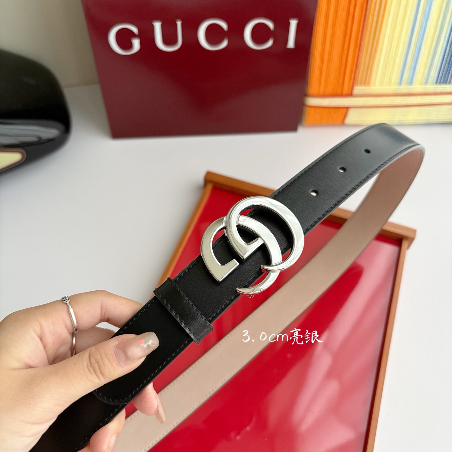 Gucci精品亮面皮纹原版树膏沙底，搭配新款双G亮面扣，宽3.0cm，时尚大方，典雅别致。