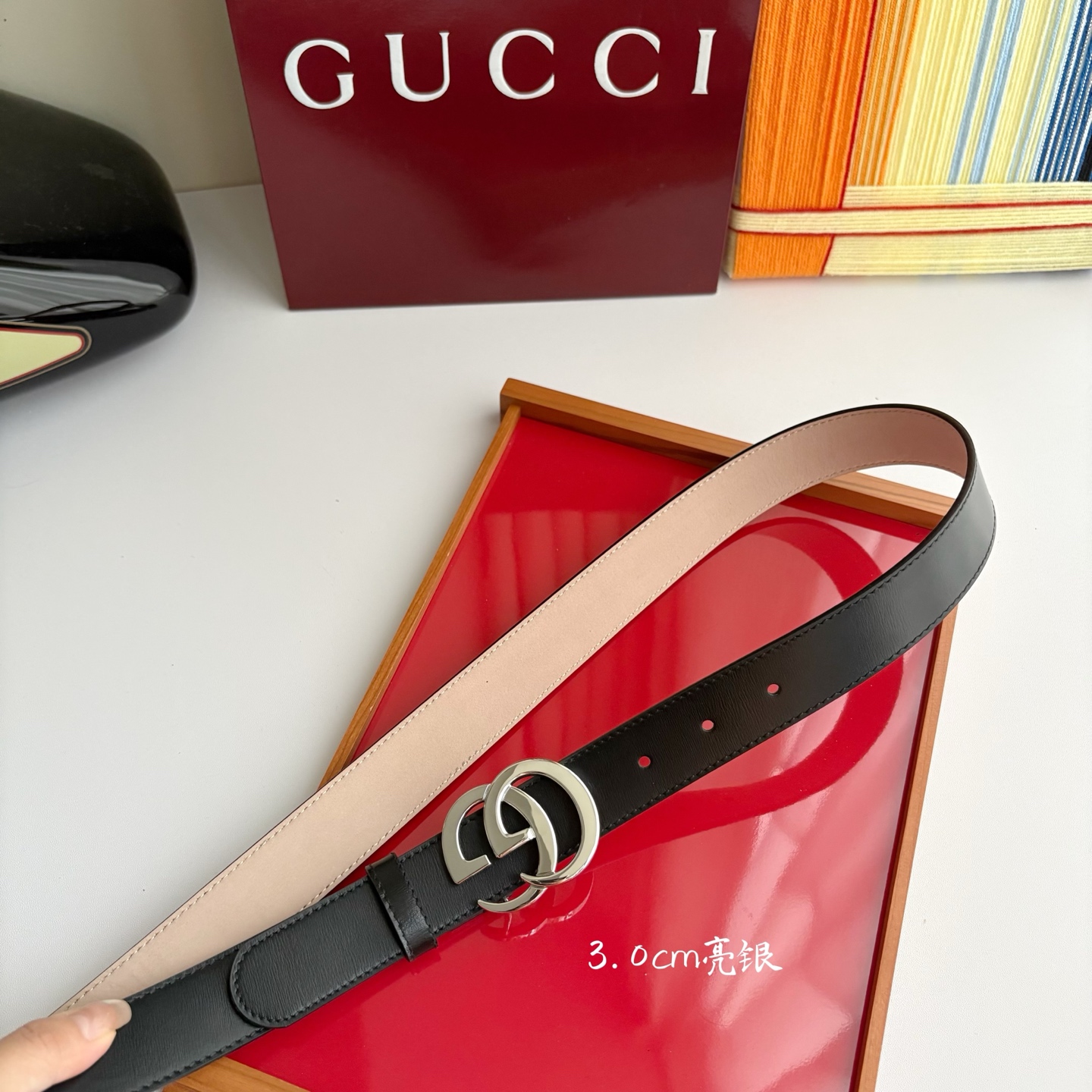 Gucci精品亮面皮纹原版树膏沙底，搭配新款双G亮面扣，宽3.0cm，时尚大方，典雅别致。