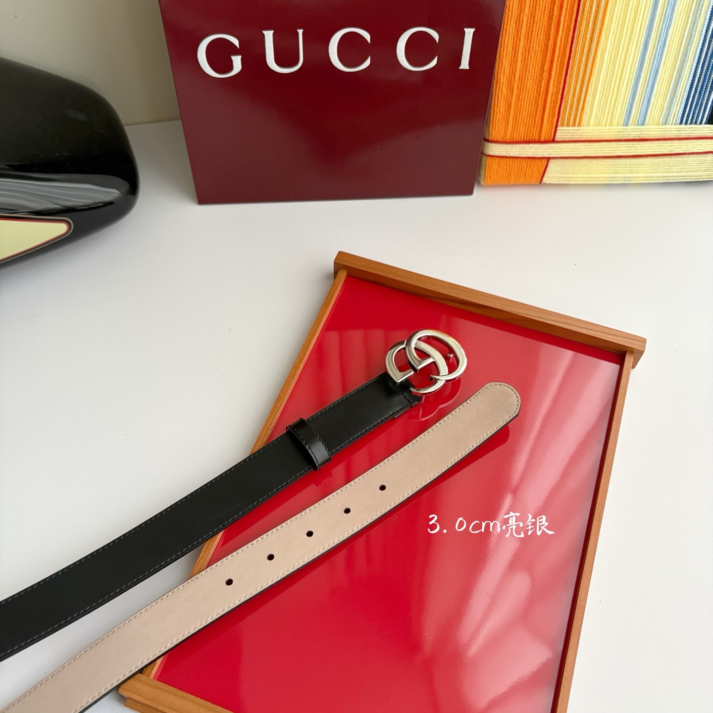Gucci精品亮面皮纹原版树膏沙底，搭配新款双G亮面扣，宽3.0cm，时尚大方，典雅别致。