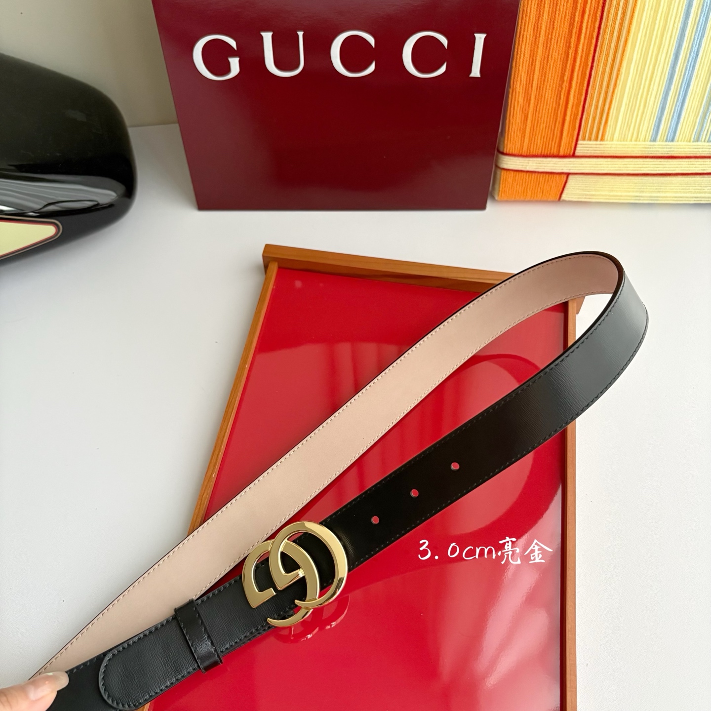 Gucci精品亮面皮纹原版树膏沙底，搭配新款双G亮面扣，宽3.0cm，时尚大方，典雅别致。