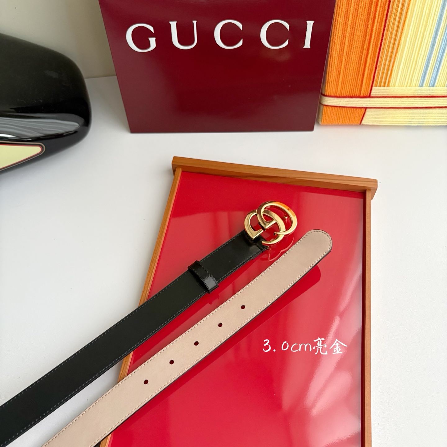 Gucci精品亮面皮纹原版树膏沙底，搭配新款双G亮面扣，宽3.0cm，时尚大方，典雅别致。