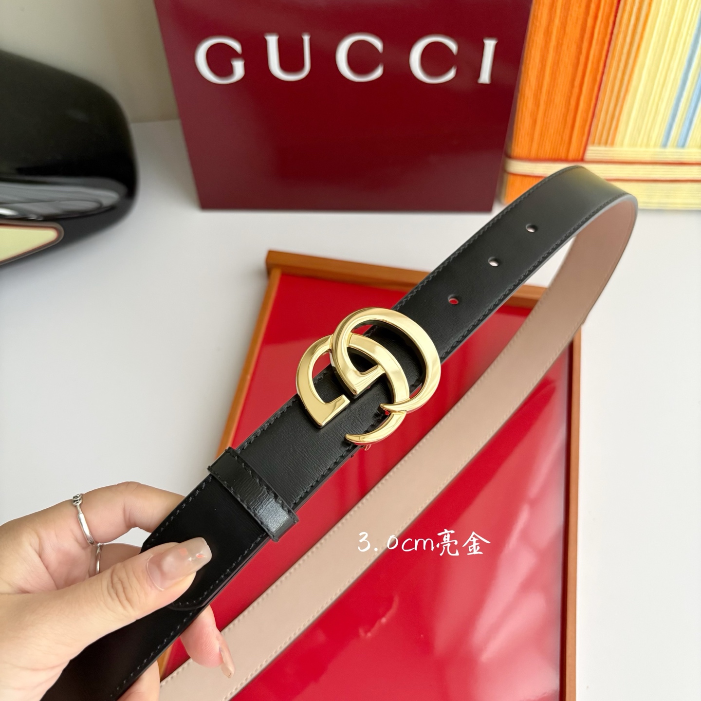 Gucci精品亮面皮纹原版树膏沙底，搭配新款双G亮面扣，宽3.0cm，时尚大方，典雅别致。