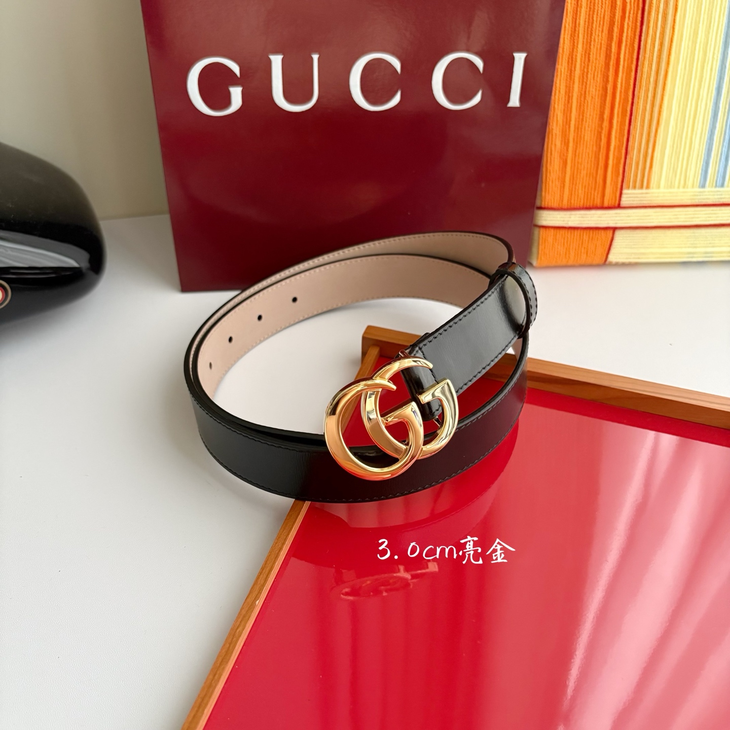 Gucci精品亮面皮纹原版树膏沙底，搭配新款双G亮面扣，宽3.0cm，时尚大方，典雅别致。