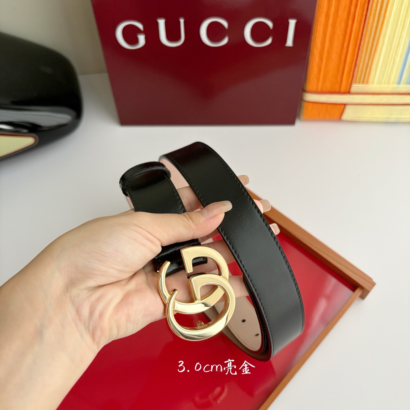 Gucci精品亮面皮纹原版树膏沙底，搭配新款双G亮面扣，宽3.0cm，时尚大方，典雅别致。