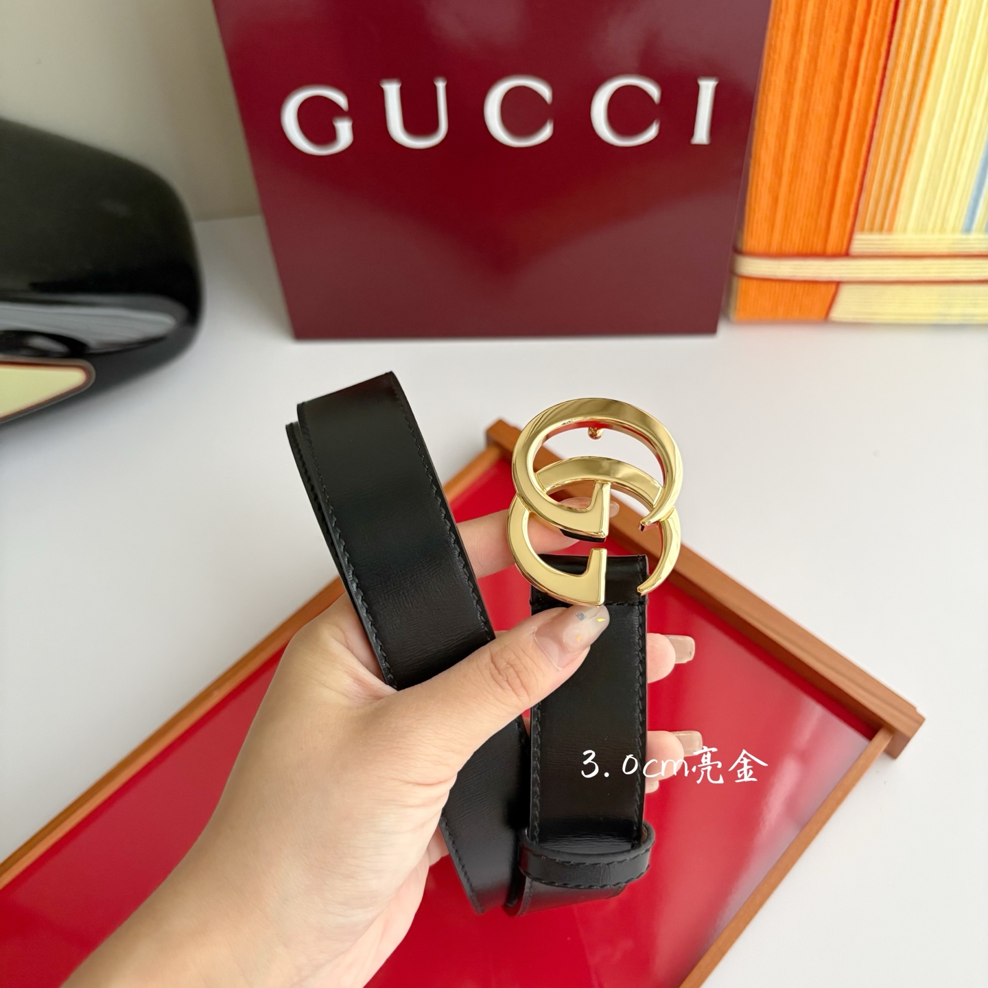Gucci精品亮面皮纹原版树膏沙底，搭配新款双G亮面扣，宽3.0cm，时尚大方，典雅别致。