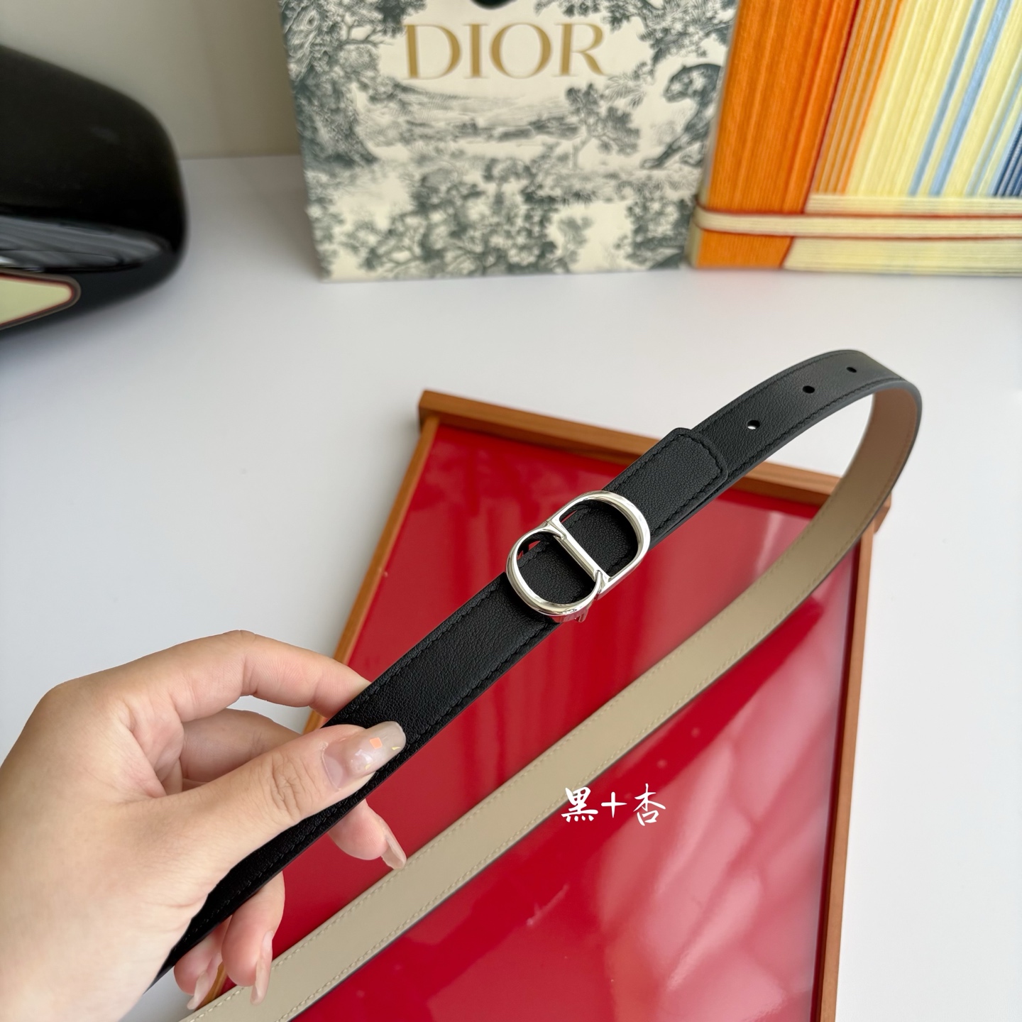 这款 CD Icon 腰带由乔纳森•安德森 （onathan Anderson） 倾情打造，将经典传承与