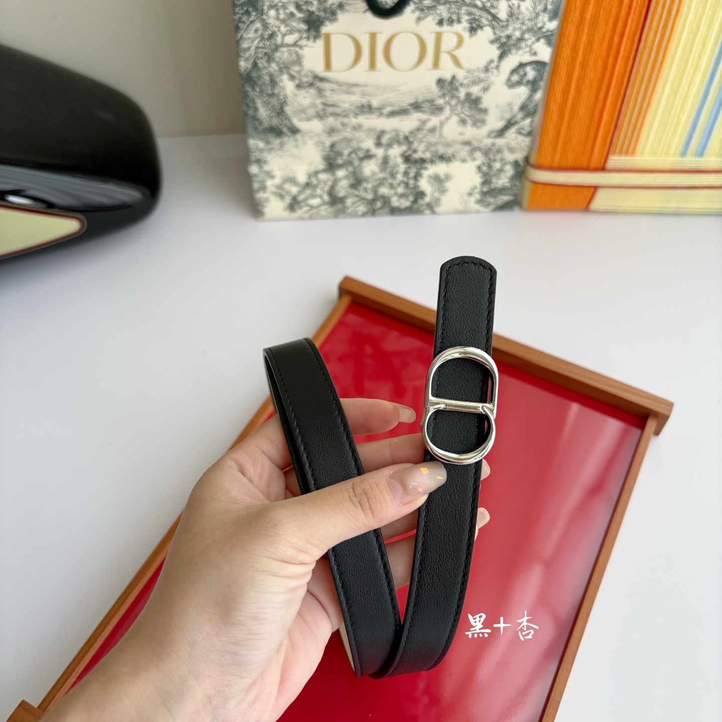 这款 CD Icon 腰带由乔纳森•安德森 （onathan Anderson） 倾情打造，将经典传承与