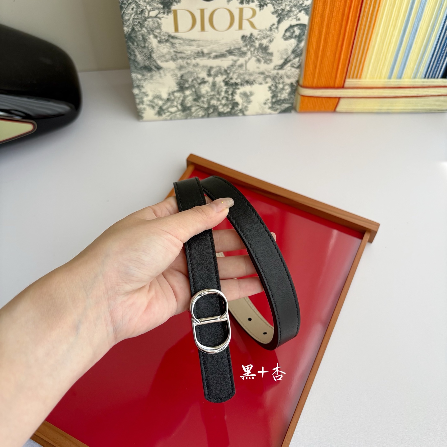 这款 CD Icon 腰带由乔纳森•安德森 （onathan Anderson） 倾情打造，将经典传承与