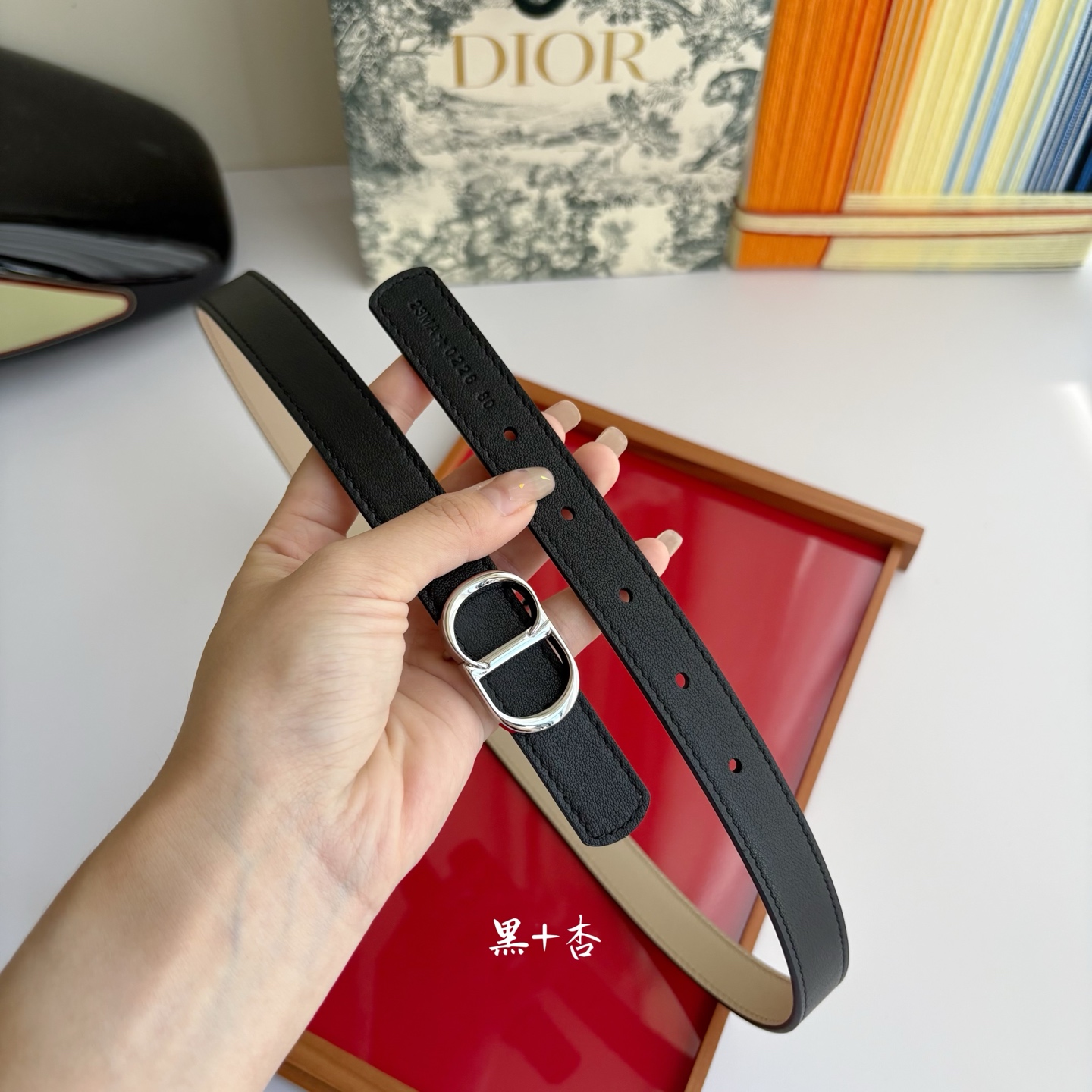 这款 CD Icon 腰带由乔纳森•安德森 （onathan Anderson） 倾情打造，将经典传承与