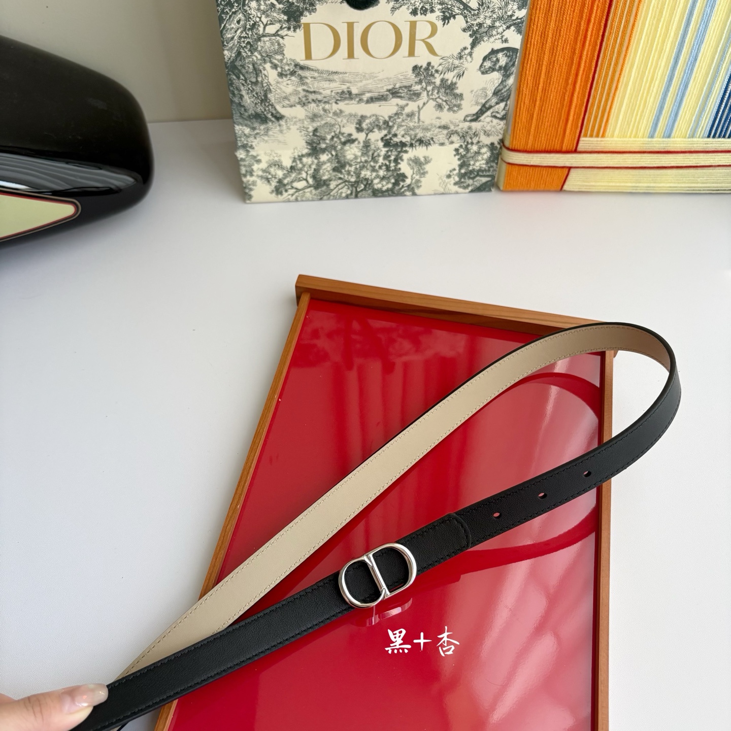 这款 CD Icon 腰带由乔纳森•安德森 （onathan Anderson） 倾情打造，将经典传承与