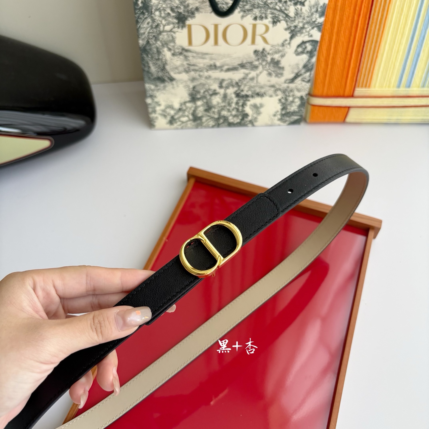 这款 CD Icon 腰带由乔纳森•安德森 （onathan Anderson） 倾情打造，将经典传承与