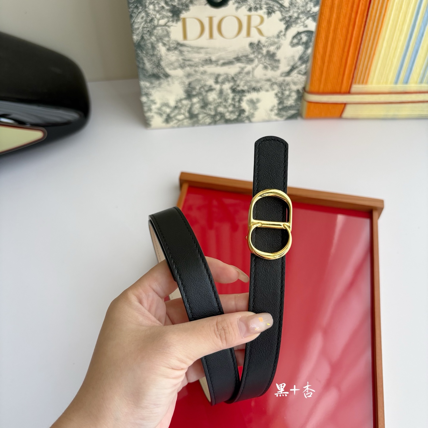 这款 CD Icon 腰带由乔纳森•安德森 （onathan Anderson） 倾情打造，将经典传承与