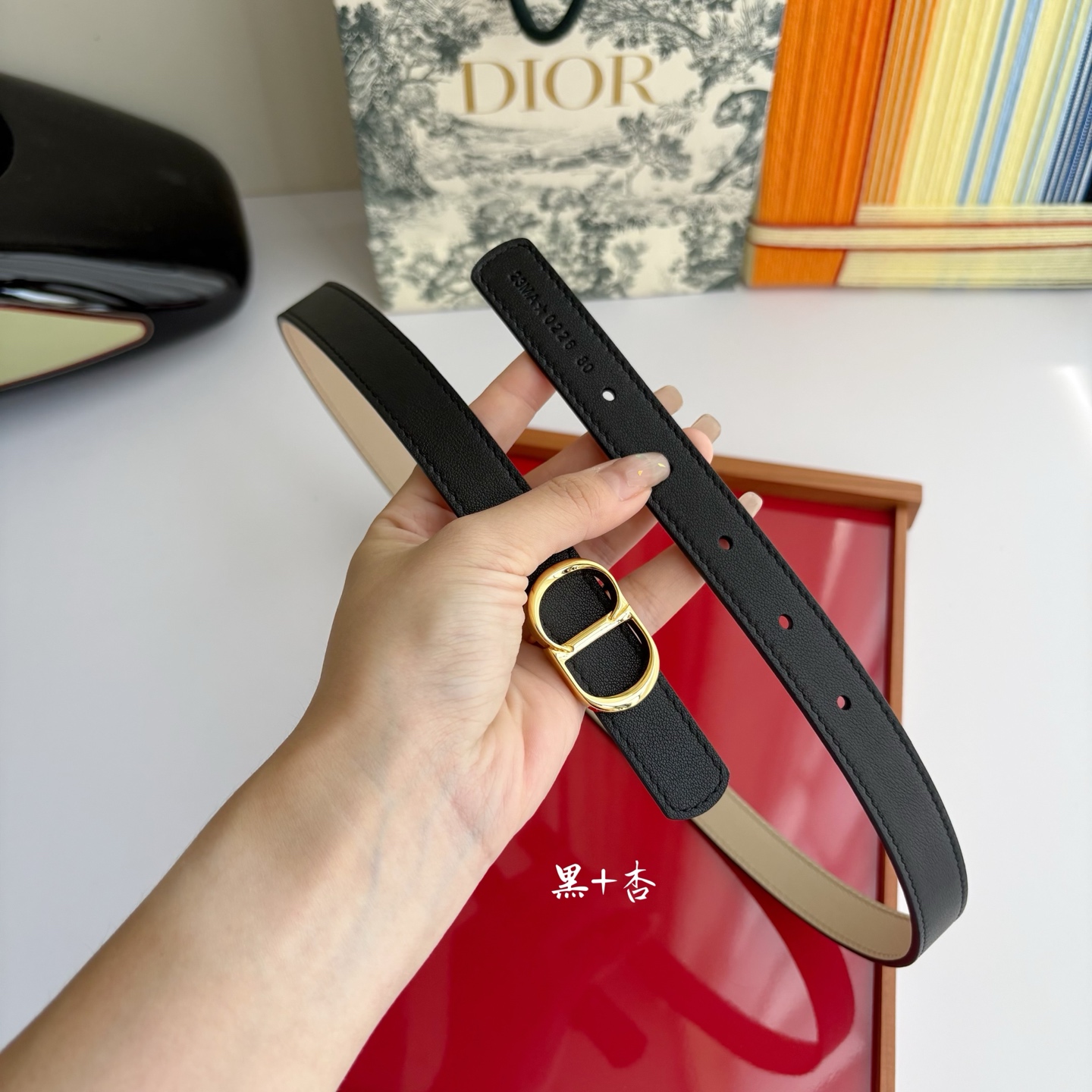 这款 CD Icon 腰带由乔纳森•安德森 （onathan Anderson） 倾情打造，将经典传承与