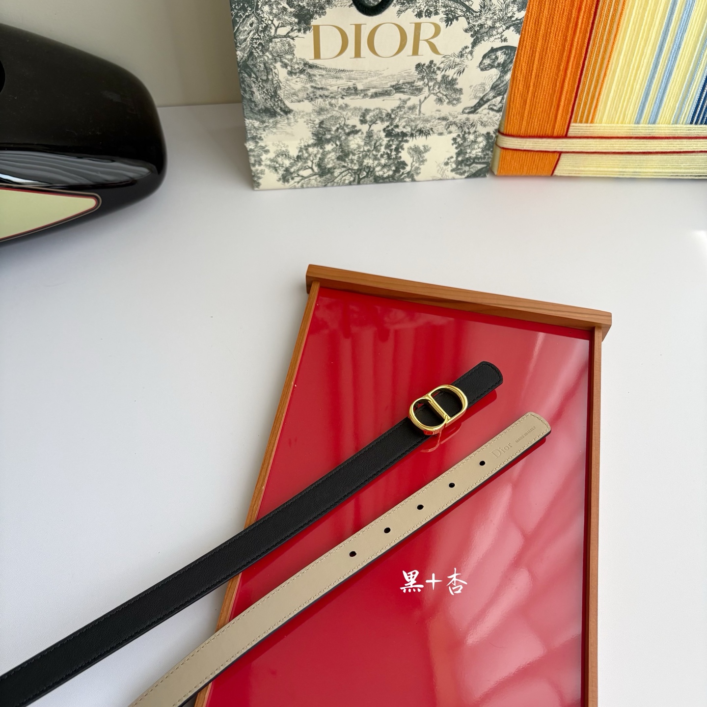 这款 CD Icon 腰带由乔纳森•安德森 （onathan Anderson） 倾情打造，将经典传承与