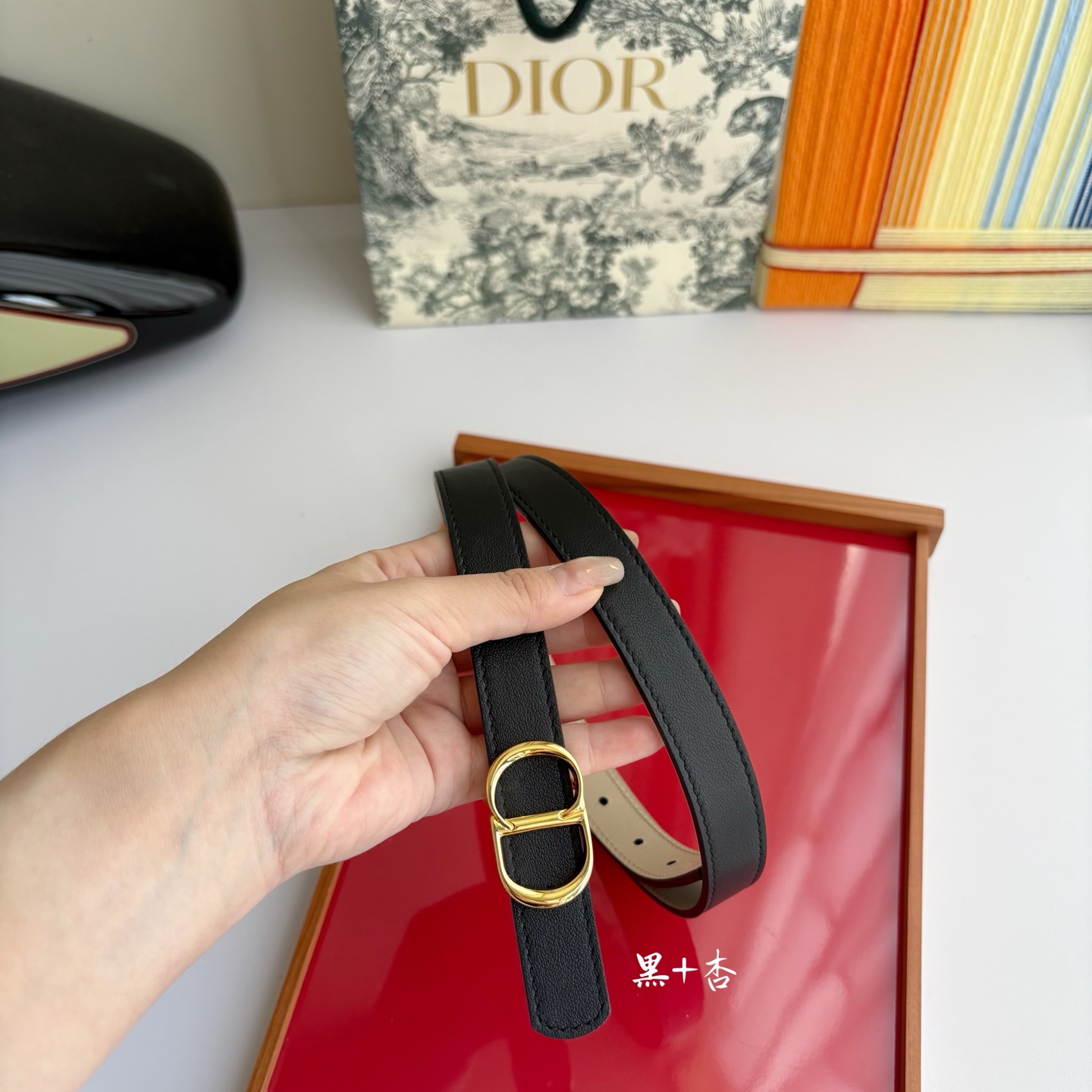 这款 CD Icon 腰带由乔纳森•安德森 （onathan Anderson） 倾情打造，将经典传承与