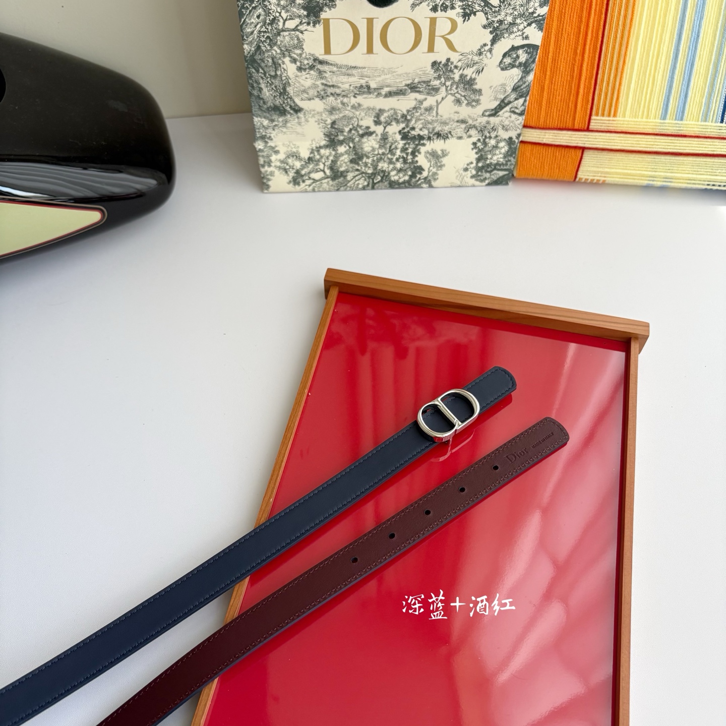 这款 CD Icon 腰带由乔纳森•安德森 （onathan Anderson） 倾情打造，将经典传承与