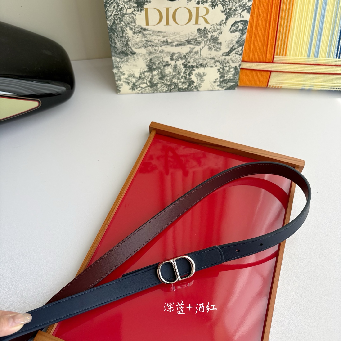 这款 CD Icon 腰带由乔纳森•安德森 （onathan Anderson） 倾情打造，将经典传承与