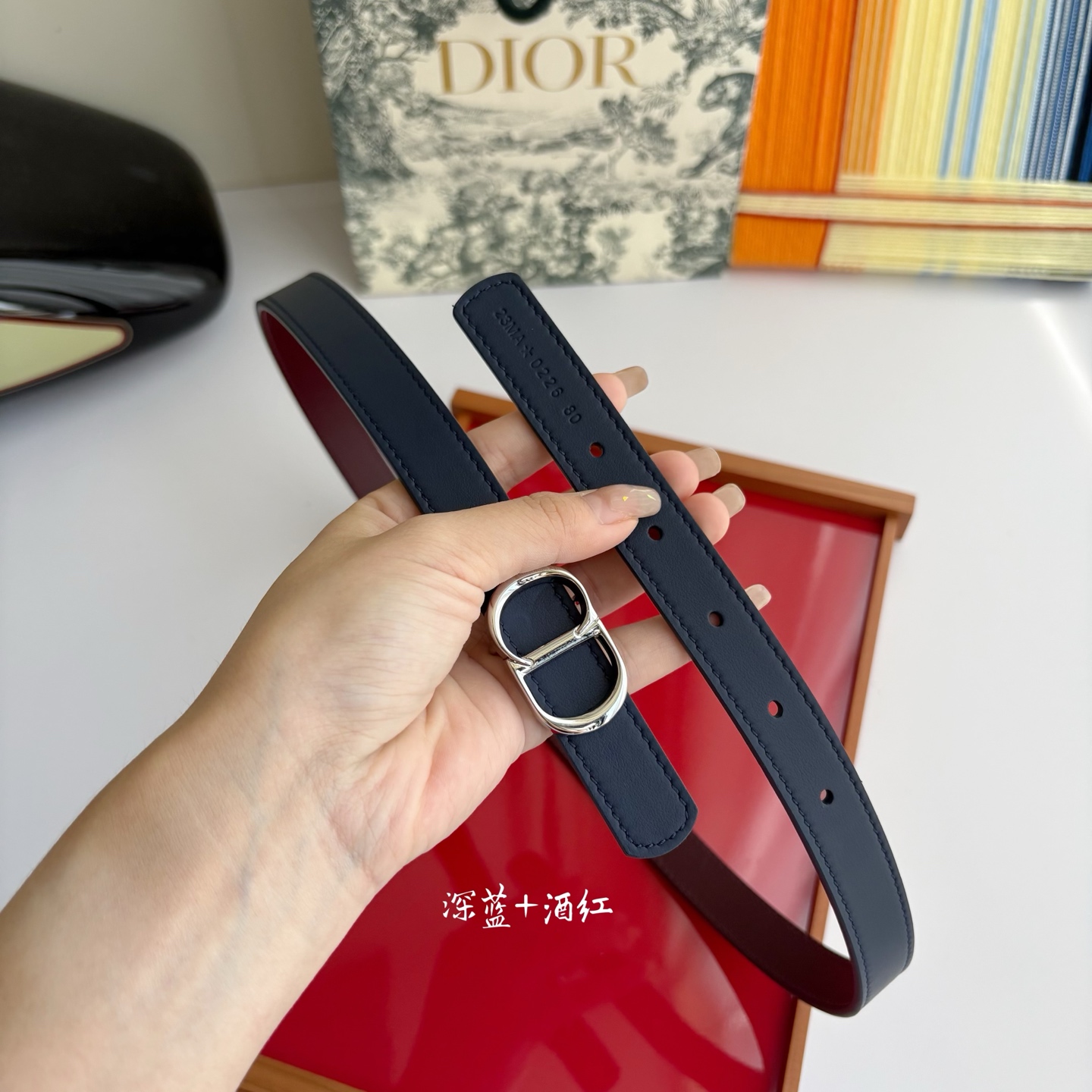 这款 CD Icon 腰带由乔纳森•安德森 （onathan Anderson） 倾情打造，将经典传承与