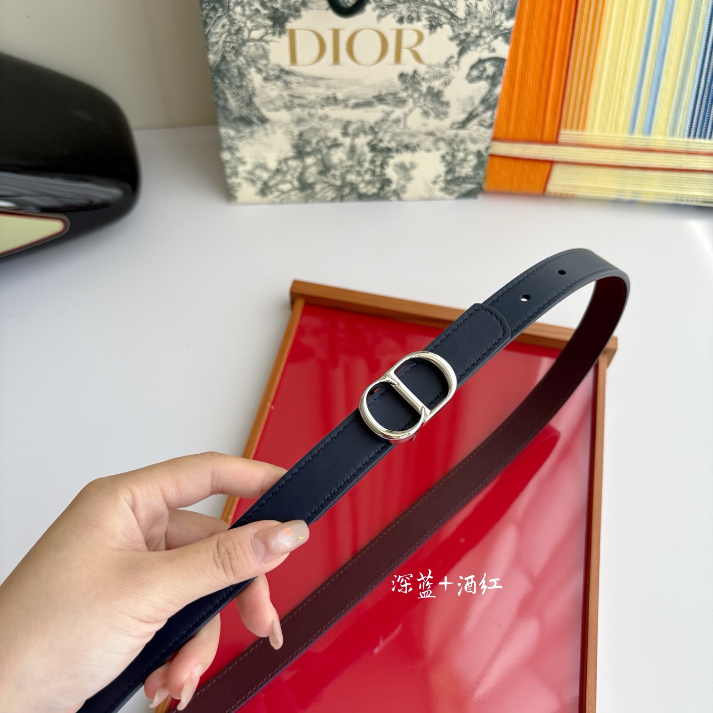 这款 CD Icon 腰带由乔纳森•安德森 （onathan Anderson） 倾情打造，将经典传承与