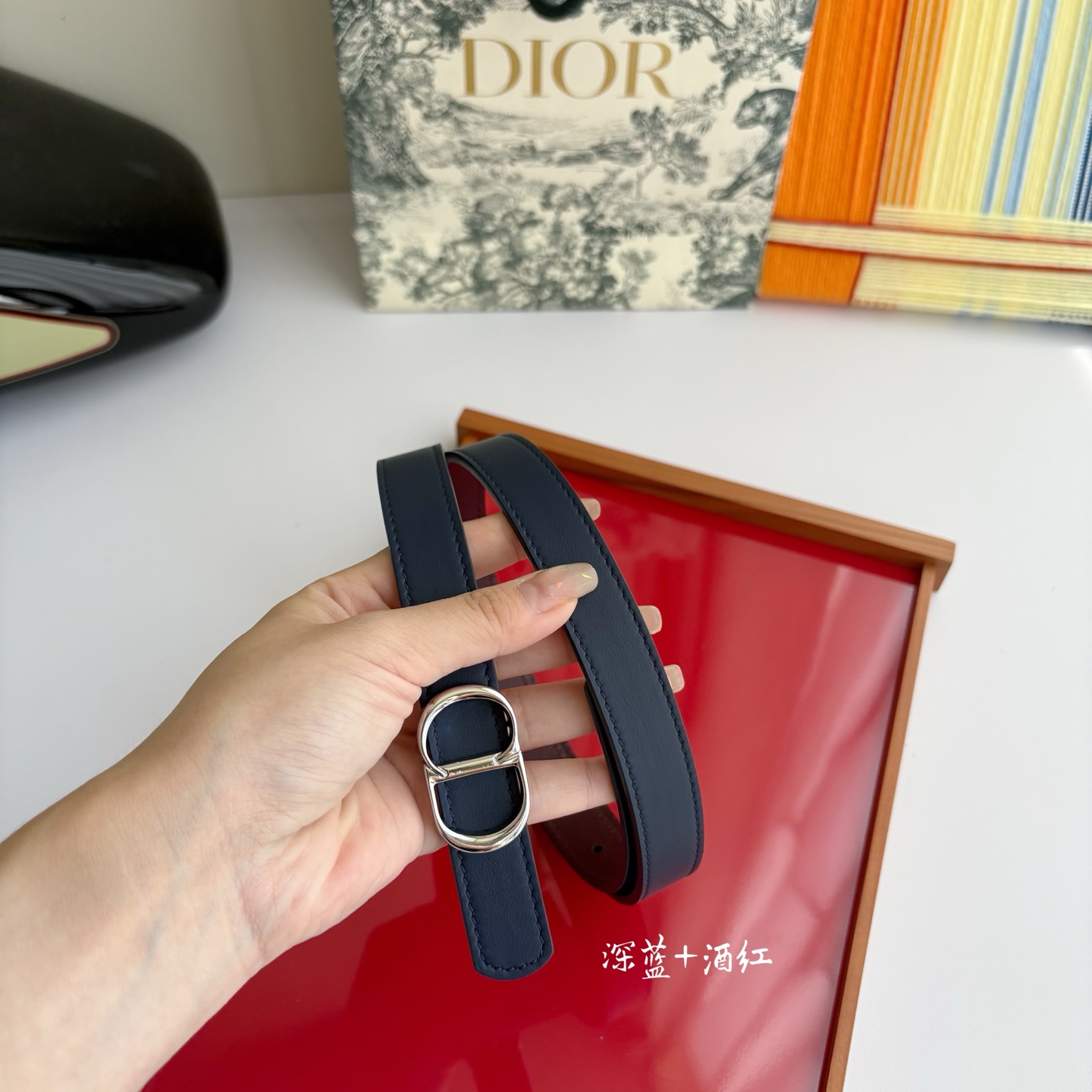 这款 CD Icon 腰带由乔纳森•安德森 （onathan Anderson） 倾情打造，将经典传承与