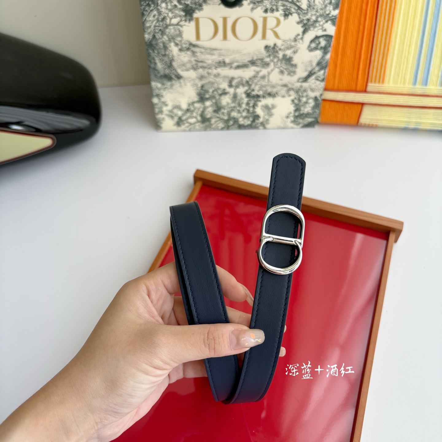 这款 CD Icon 腰带由乔纳森•安德森 （onathan Anderson） 倾情打造，将经典传承与