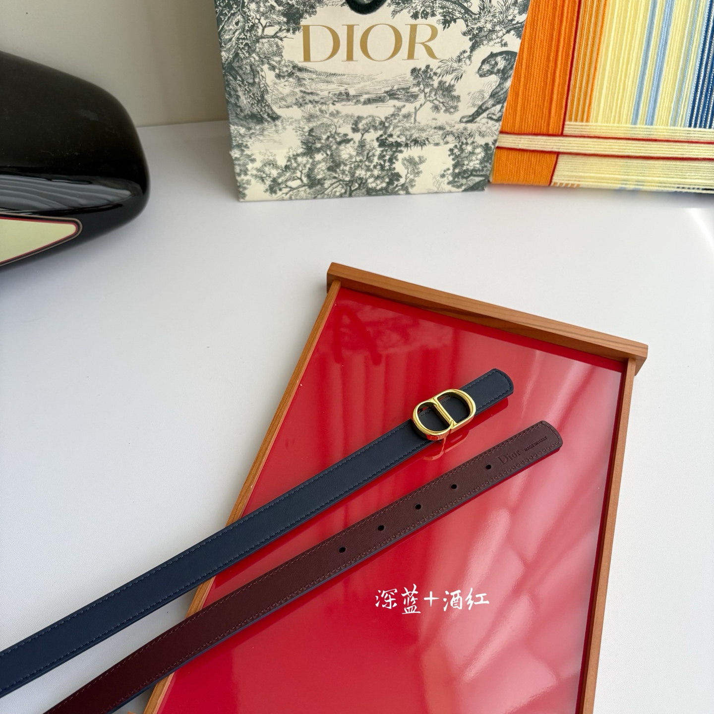 这款 CD Icon 腰带由乔纳森•安德森 （onathan Anderson） 倾情打造，将经典传承与