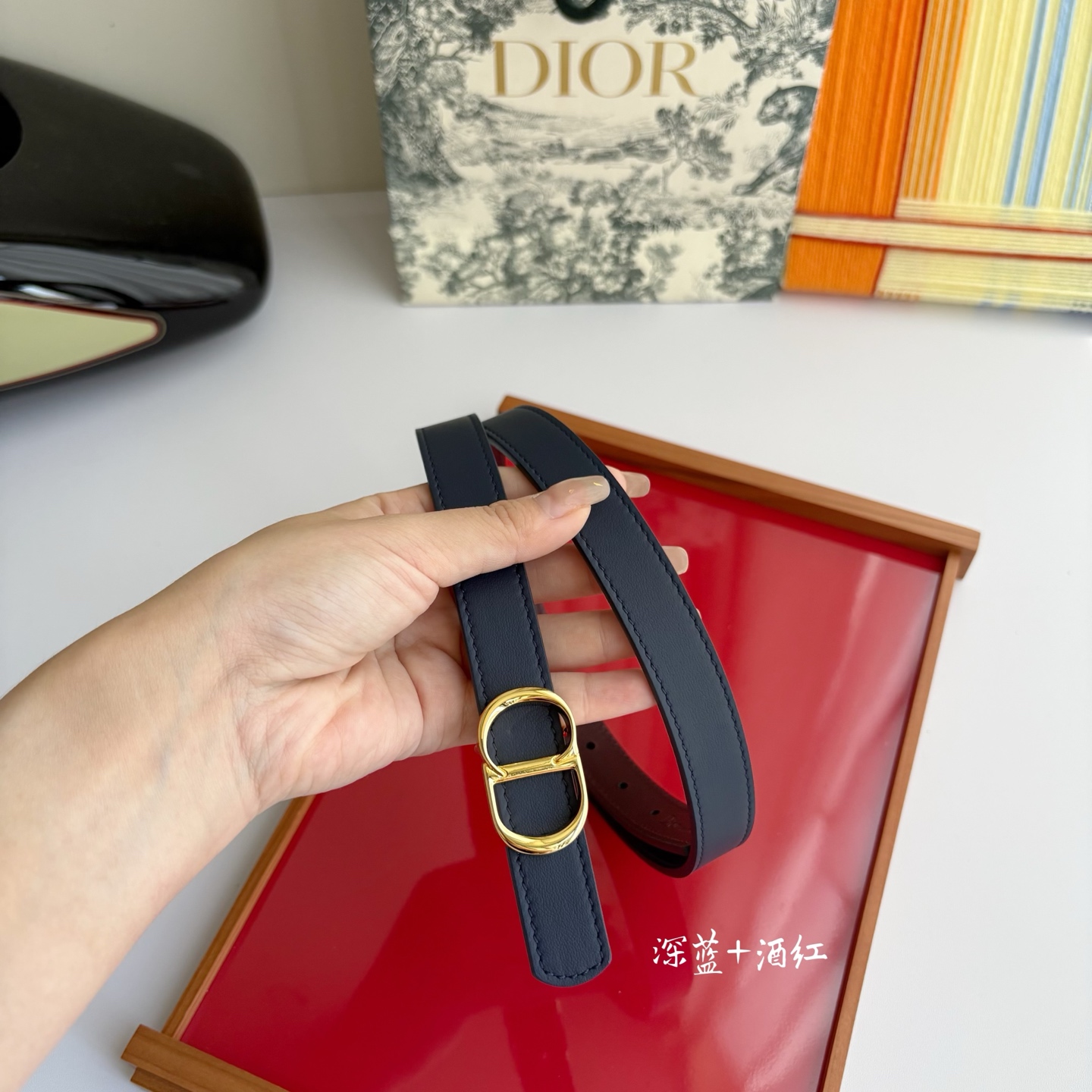 这款 CD Icon 腰带由乔纳森•安德森 （onathan Anderson） 倾情打造，将经典传承与