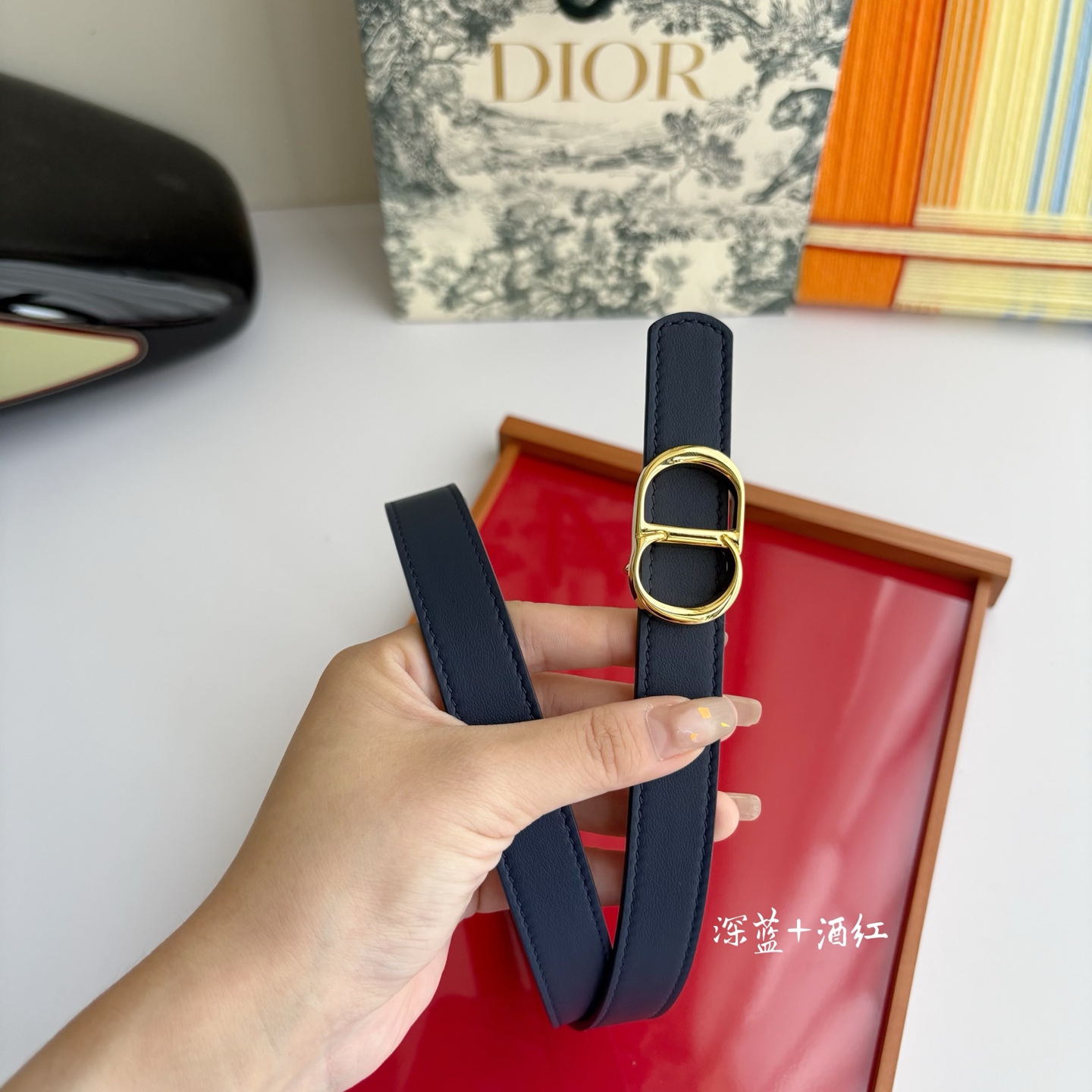 这款 CD Icon 腰带由乔纳森•安德森 （onathan Anderson） 倾情打造，将经典传承与