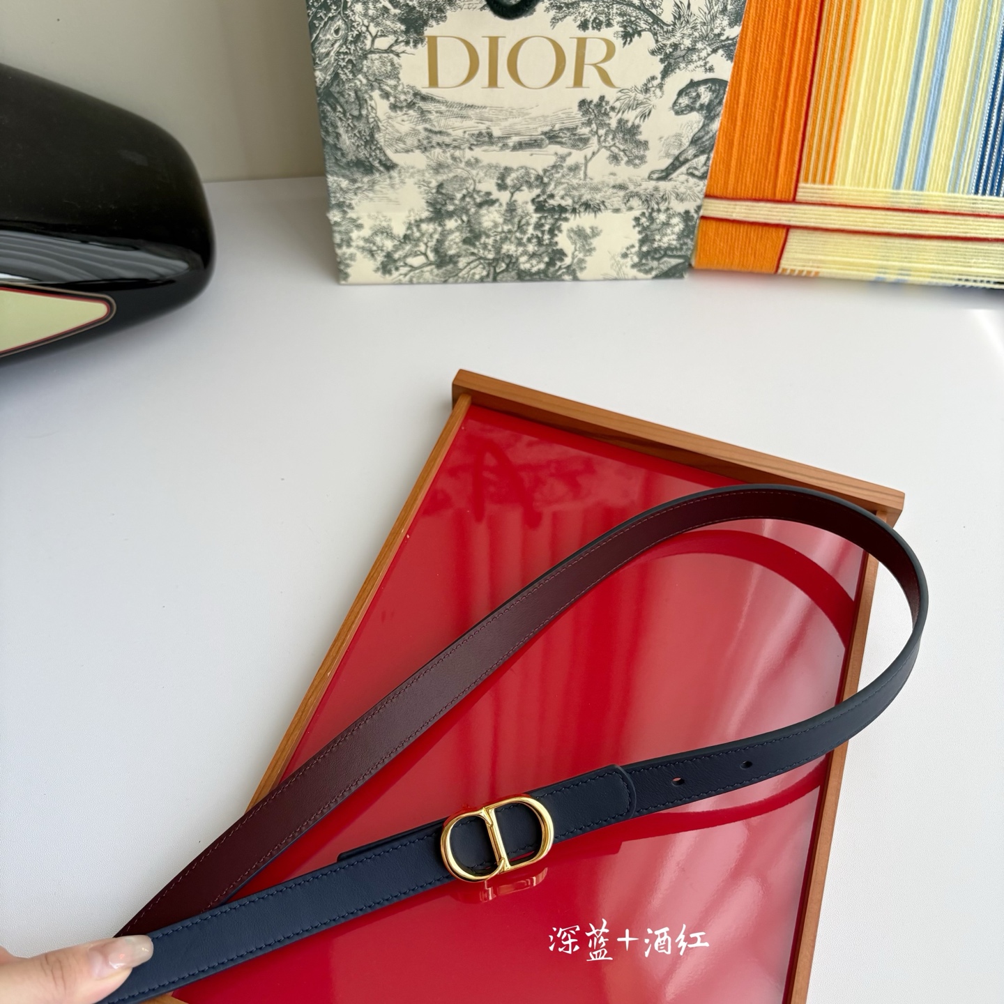 这款 CD Icon 腰带由乔纳森•安德森 （onathan Anderson） 倾情打造，将经典传承与