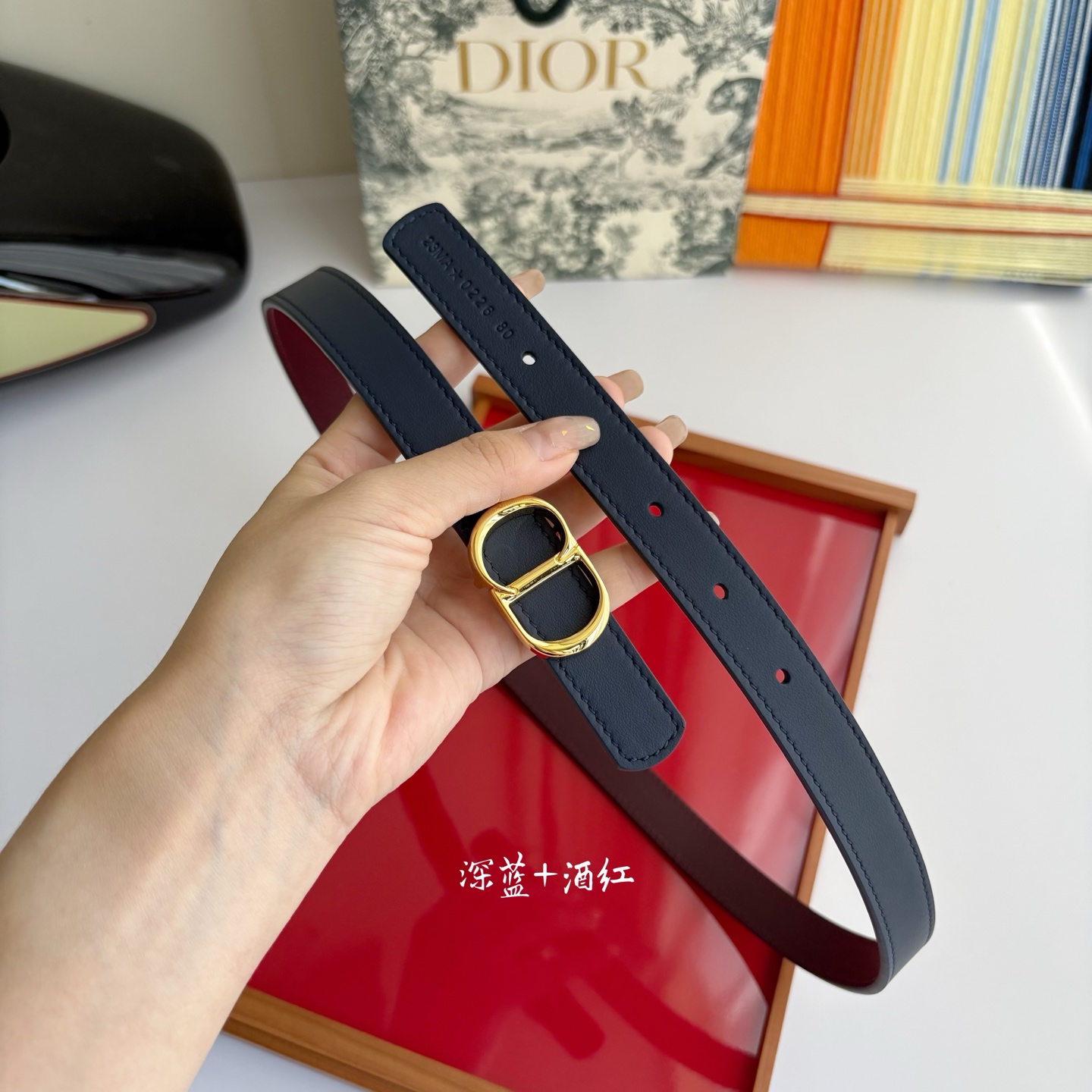 这款 CD Icon 腰带由乔纳森•安德森 （onathan Anderson） 倾情打造，将经典传承与