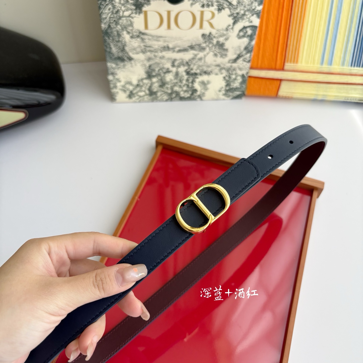 这款 CD Icon 腰带由乔纳森•安德森 （onathan Anderson） 倾情打造，将经典传承与