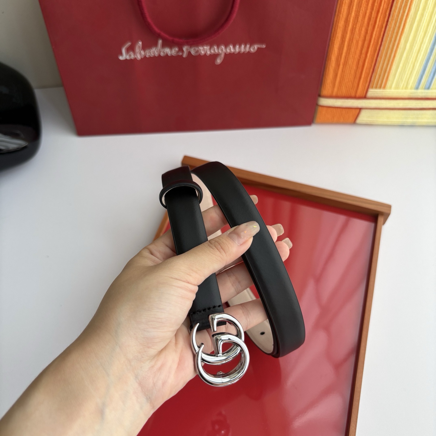 Gucci精品小牛皮面原版树膏沙底，搭配新款双G亮面扣，宽2.0cm，时尚大方，典雅别致。