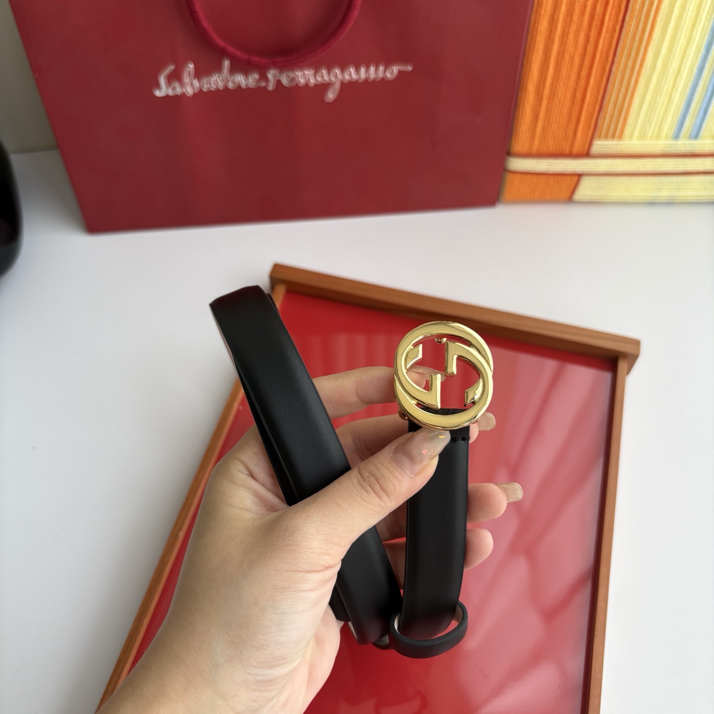 Gucci精品小牛皮面原版树膏沙底，搭配新款双G亮面扣，宽2.0cm，时尚大方，典雅别致。