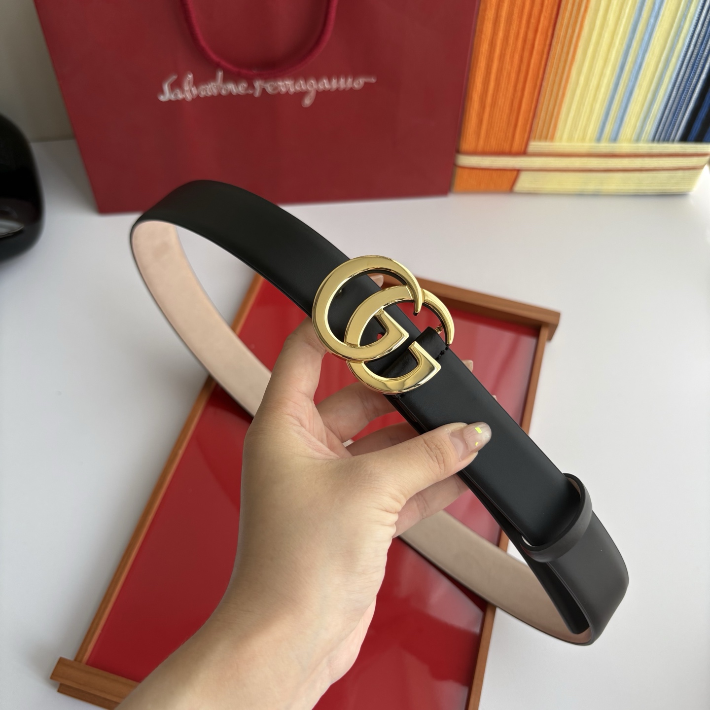 Gucci精品小牛皮面原版树膏沙底，搭配新款双G亮面扣，宽3.0cm，时尚大方，典雅别致。