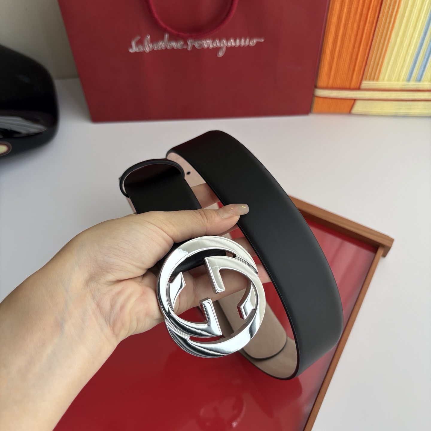 Gucci精品小牛皮面原版树膏沙底，搭配新款双G亮面扣，宽4.0cm，时尚大方，典雅别致。