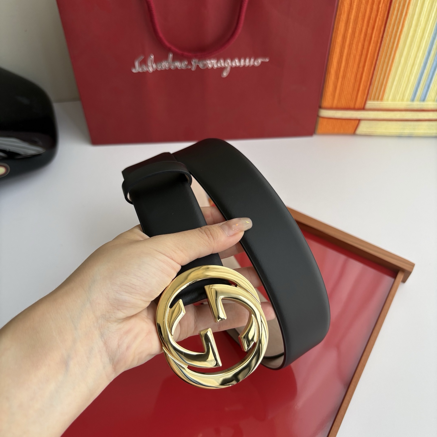 Gucci精品小牛皮面原版树膏沙底，搭配新款双G亮面扣，宽4.0cm，时尚大方，典雅别致。
